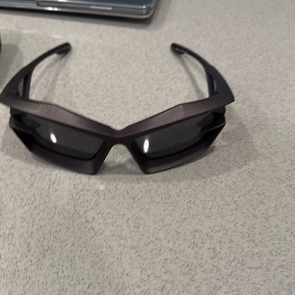 Givenchy Cut unisex sunglasses in nylon in black - Picture 3 of 3